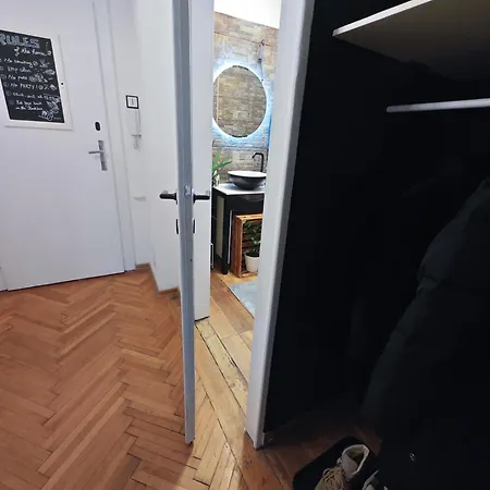 With Monkey Vibes アパート